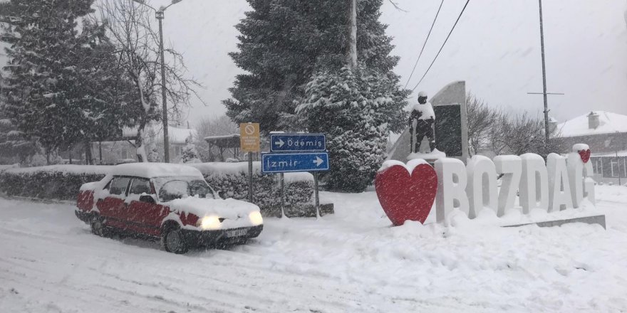 İzmir Ödemiş'e lapa lapa kar yağdı