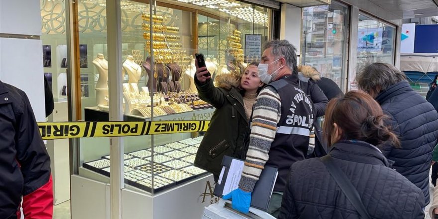 İzmir'de kuyumcu dükkanındaki altınları gasbeden şüpheli kayıplara karıştı