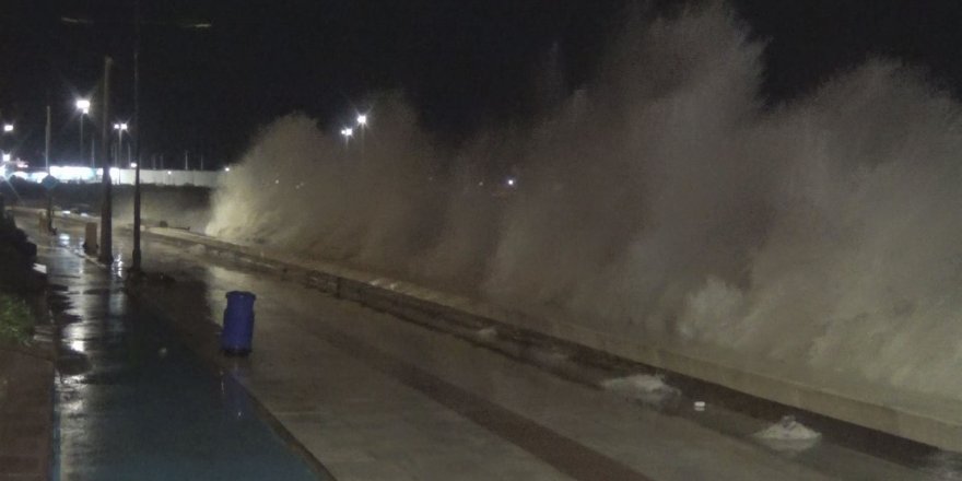 İzmir’de fırtına nedeniyle deniz taştı