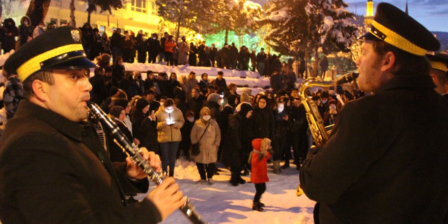 Amasyalılar kar yağışını konserle kutladı