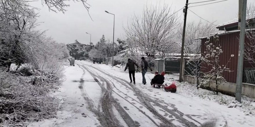 Köyceğiz’de vatandaşlar kar sürprizi ile uyandı