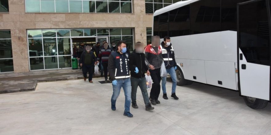 Antalya'da eş zamanlı operasyonda aranan 37 kişi yakalandı