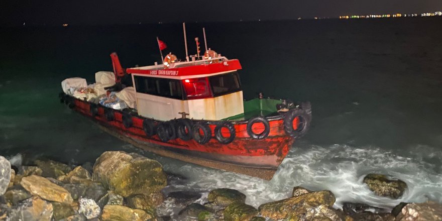 Kadıköy’de balıkçı teknesi karaya oturdu, mahsur kalan 2 kişi kurtarıldı