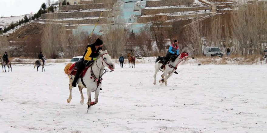 Karlı zeminde oynanan ciritte, at üzerinden düşen ciritçinin ayağı kırıldı turnuva yarıda kaldı