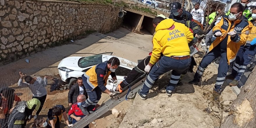 Denizli'de su kanalına düşen otomobildeki 3 kişi yaralandı