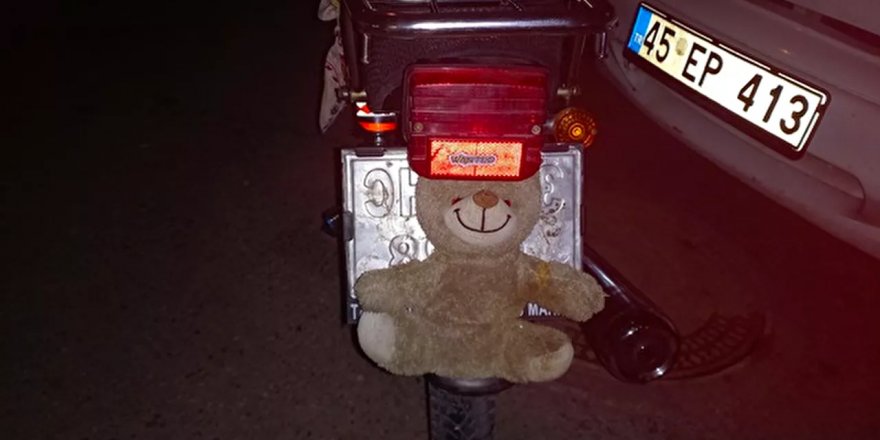 Manisa'da çaldığı motosikletin plakasını oyuncak ayıyla gizleyen şüpheli yakalandı