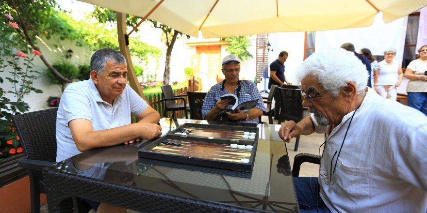 100 Yaş Evleri yeni dostlukların kurulduğu yer haline geldi