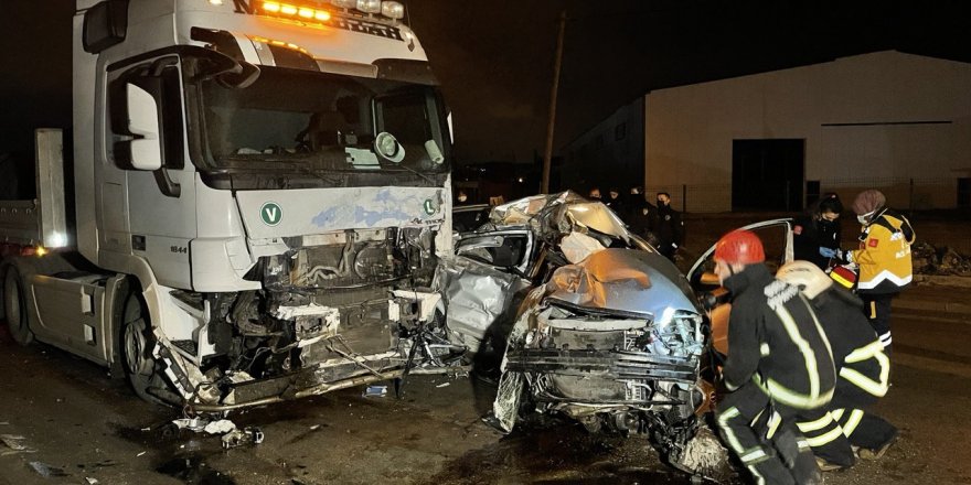 Bursa'da tırla otomobil kafa kafaya çarpıştı: 1 ölü