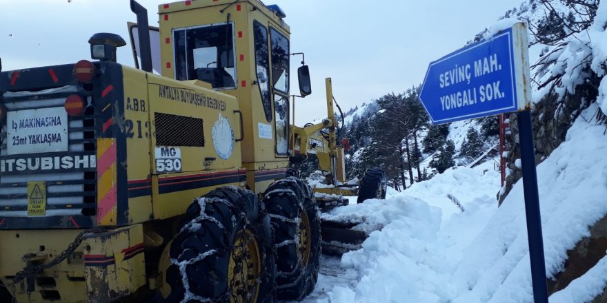 Antalya’da 2 metreyi bulan karla mücadele çalışması