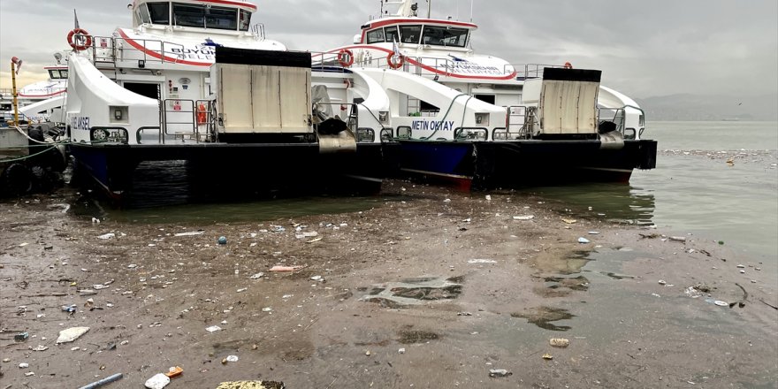İzmir'de yağış sonrası körfezde kirlilik oluştu