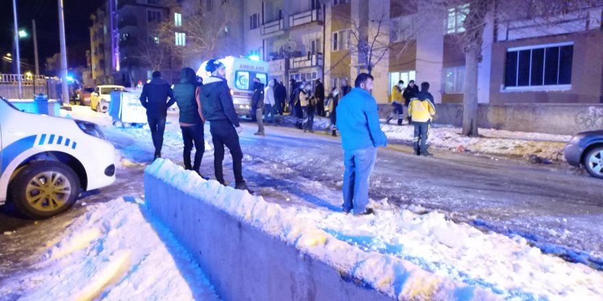 Arkadaşlar arasında çıkan kavgada 1’i ağır 3 kişi bıçakla yaralandı