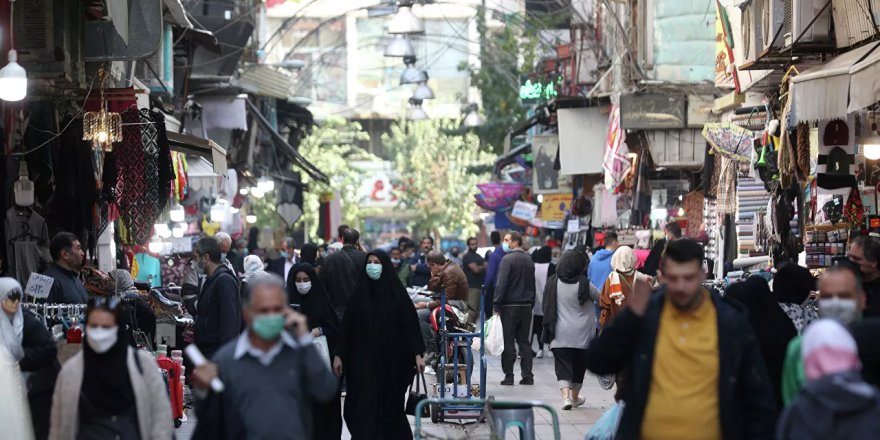 İran'da 17 yaşındaki eşini öldüren adam, kesik başla poz verdi