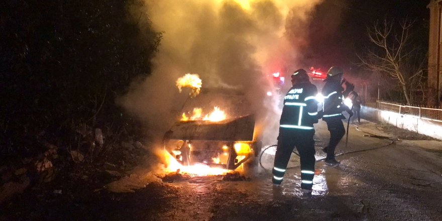 Uzunköprü’de park halindeki araç alev alev yandı