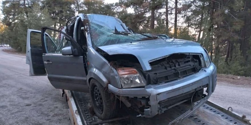 Taklalar atarak ters dönen otomobildeki 2 kişi hayatını kaybetti