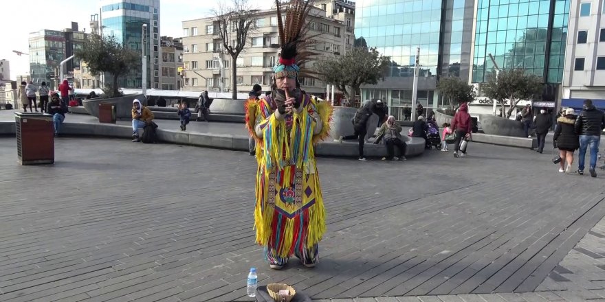 Taksim’de Kızılderili kıyafetli sokak sanatçısı ilgi çekti