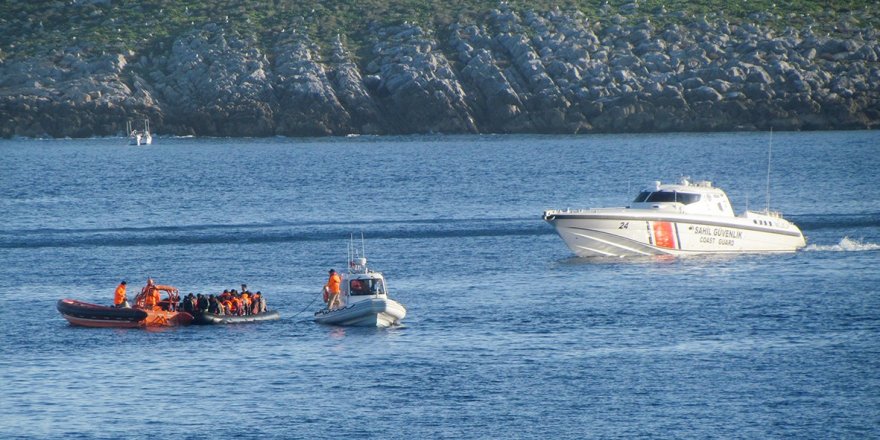 Çeşme açıklarında 24 göçmen kurtarılırken, 50 göçmen de yakalandı