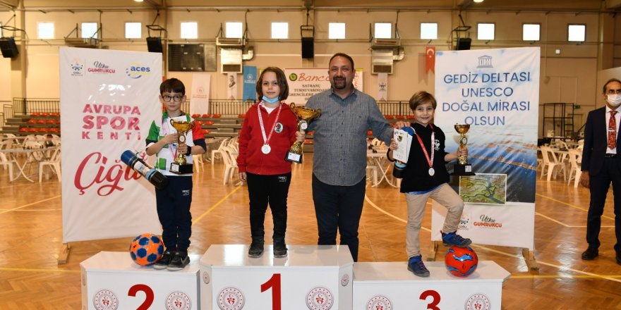 Satranç sporcuları Çiğli'de kıyasıya yarıştı