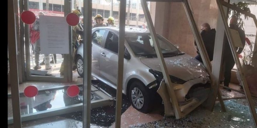 İsrail'de araç huzurevinin girişine daldı: 4 yaralı