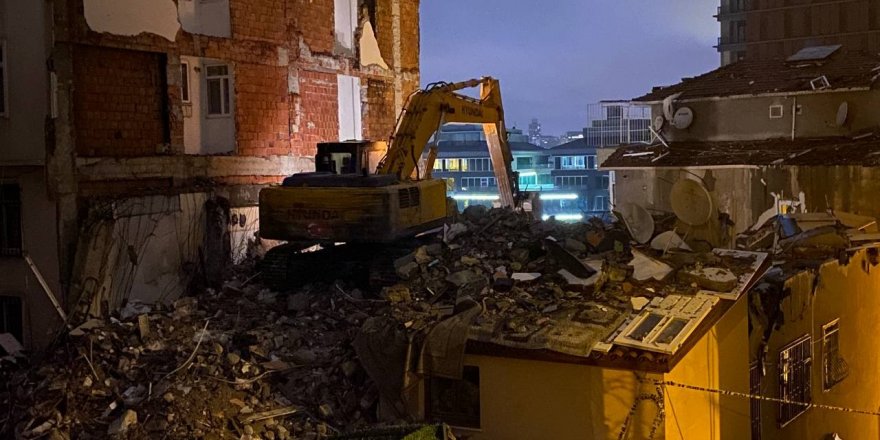 Üsküdar’da patlama yaşanan bina iş makinalarıyla yıkıldı