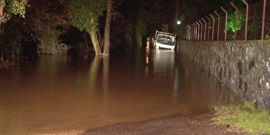 Beykoz’da dere taştı, yol sular altında kaldı... Mahsur kalan 3 kişi böyle kurtarıldı