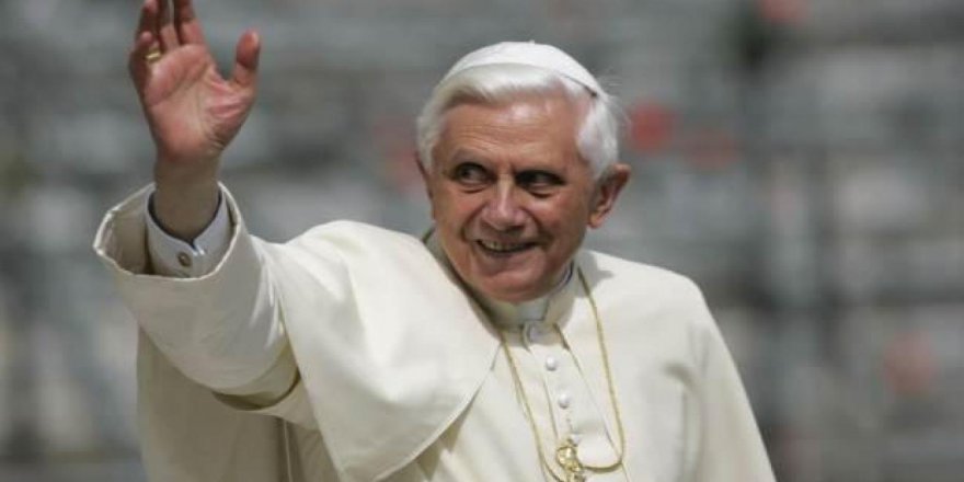 Eski Papa 16. Benedict, cinsel istismar mağdurlarından özür diledi