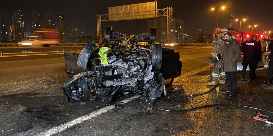 TEM Otoyolu'nda emniyet şeridindeki servis aracına çarpan cip takla attı