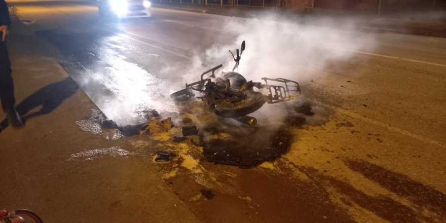 Uygulamaya takılınca motosikleti ateşe verip kaçtı