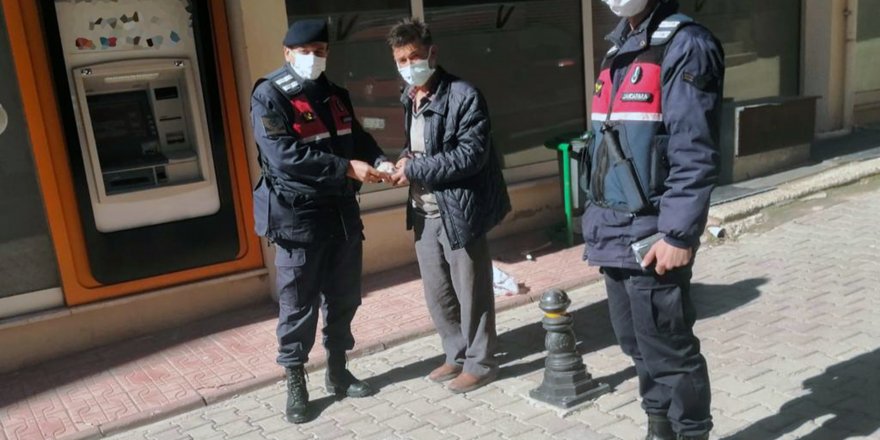 Dolandırıcılara para yatırırken Jandarma engelledi