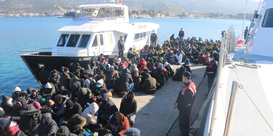 İzmir'de göçmen operasyonu: 226 göçmen ile 10 insan kaçakçısı yakalandı