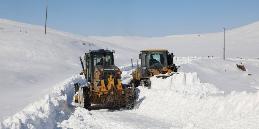 Ağrı’da "Kar Kaplanları" kapanan yollar için seferber oldu