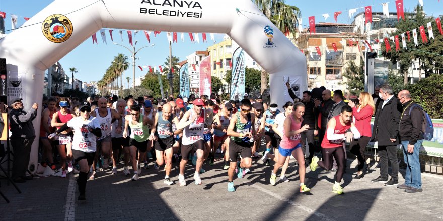 22. Alanya Atatürk Halk Koşusu ve Yarı Maratonu koşuldu