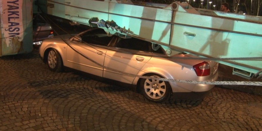 Beşiktaş’ta park halindeki araçların üzerine devrilen vinç kaldırıldı