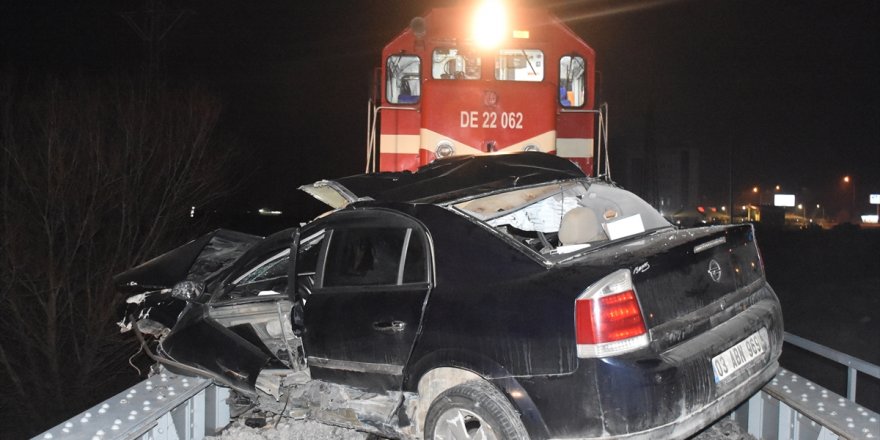 Afyonkarahisar'da yolcu treni, sürücüsünün terk ettiği otomobile çarptı