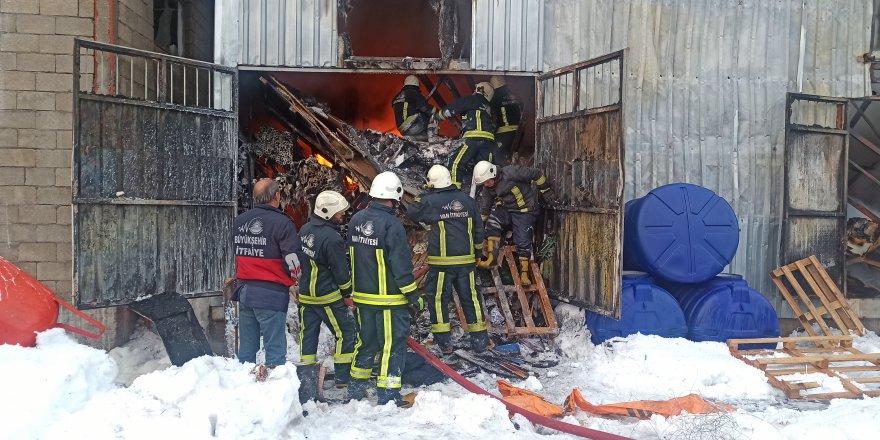 10 araç ve 26 personelle müdahale edilen yangın 2 saatte kontrol altına alındı