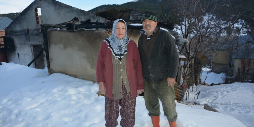 Yaşlı çift yanan evleri için Bakan Kurum’dan yardım bekliyor