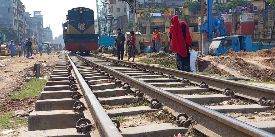 Bangladeş’te demiryolu hattında yaşam mücadelesi