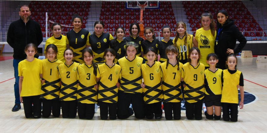 Aliağa’nın mini voleybolcuları başarılarına yenisini ekledi