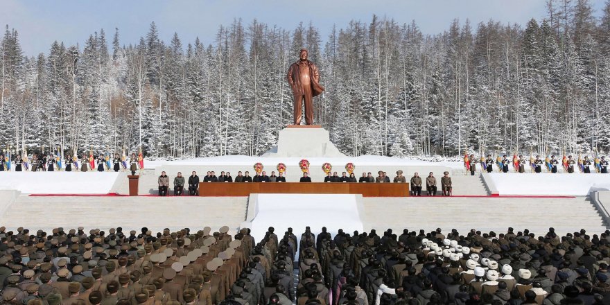 Kuzey Kore'de eski lider Kim Jong Il'in doğum günü törenle kutlandı