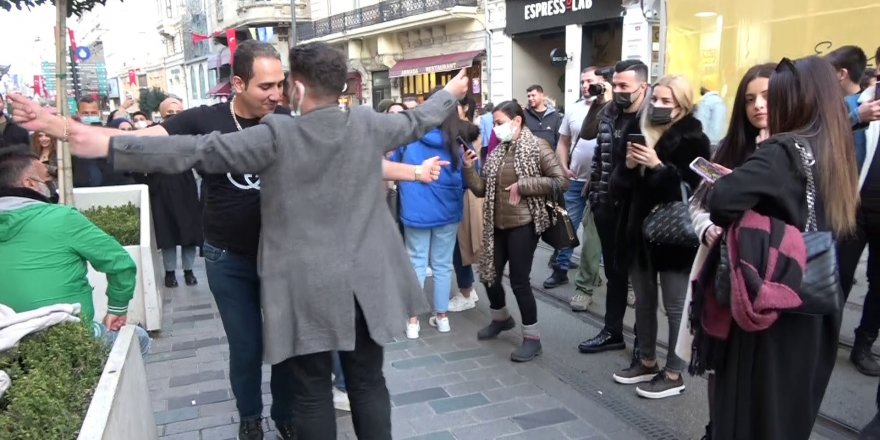 İstiklal Caddesi'nde renkli görüntüler: Sokak müzisyenleri çaldı, turistler eğlendi