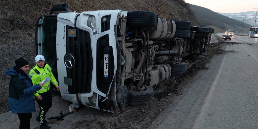 Samsun'da kargo tırı devrildi: 1 yaralı