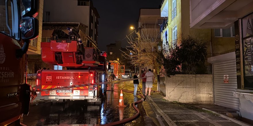 Ümraniye’de binanın çatısı alevlere teslim oldu