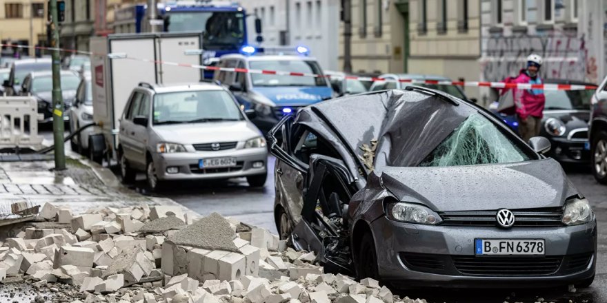 Almanya’da etkili olan kuvvetli fırtınada en az 3 kişi öldü