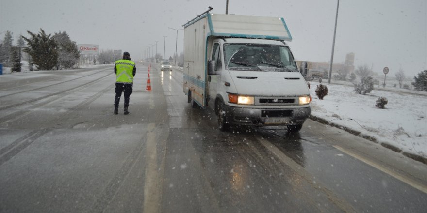 Afyonkarahisar'da kar yağışı etkili oluyor