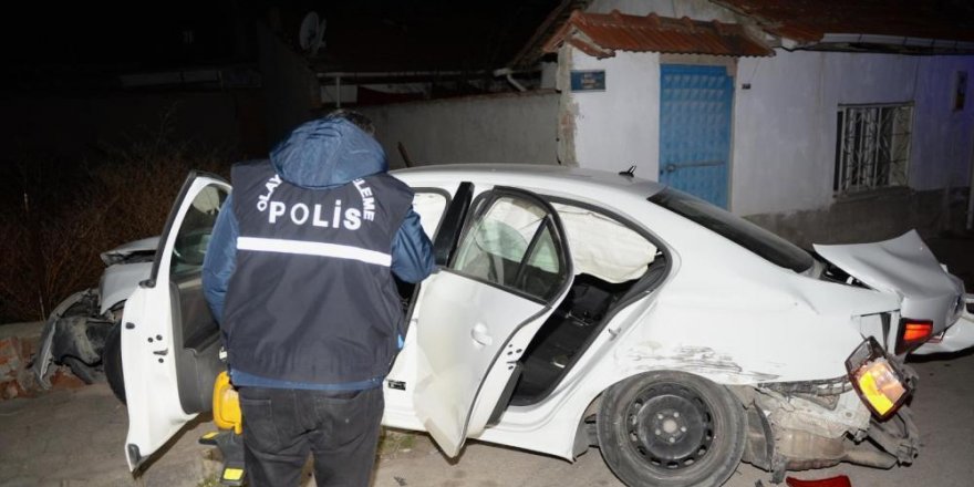 Polisin “dur” ihtarına uymadılar, otomobilleri bir evin duvarına çarpınca yakalandılar