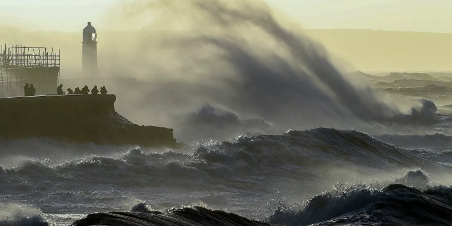 Avrupa'da 'Eunice Fırtınası': Son 30 yılın en şiddetli rüzgarı 10 cana mal oldu