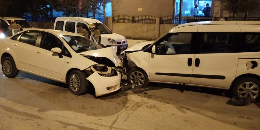 Acil Servis önünde iki araç kafa kafaya çarpıştı: 6 yaralı