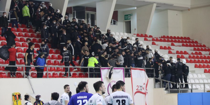 Hentbol maçında olaylar çıktı: 1 Beşiktaş taraftarı gözaltına alındı