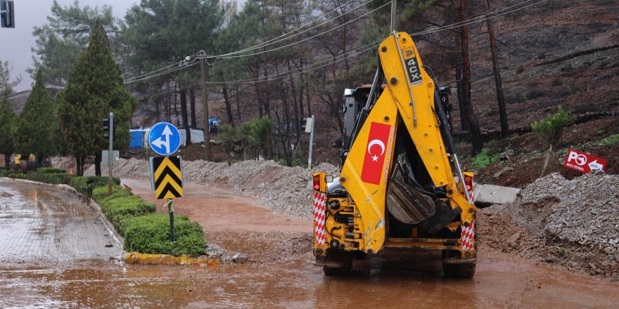 Marmaris Belediyesi, sağanak yağışla birlikte yaşanan olumsuzluklara anında müdahale etti