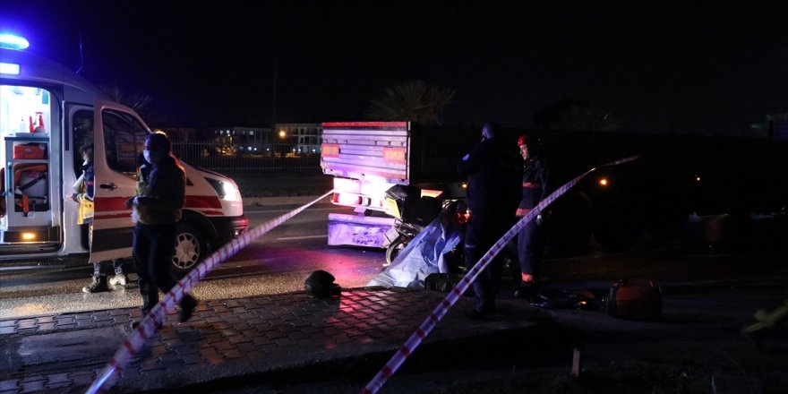 Manisa'da park halindeki tıra çarpan motosikletin sürücüsü öldü