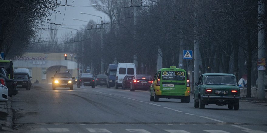 Ukrayna’daki benzinliklerde kilometrelerce kuyruk oluştu